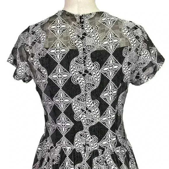Doe & Rae Dress Women M Black White Geometric Lace Short Sleeve Retro Modcloth - Picture 7 of 8